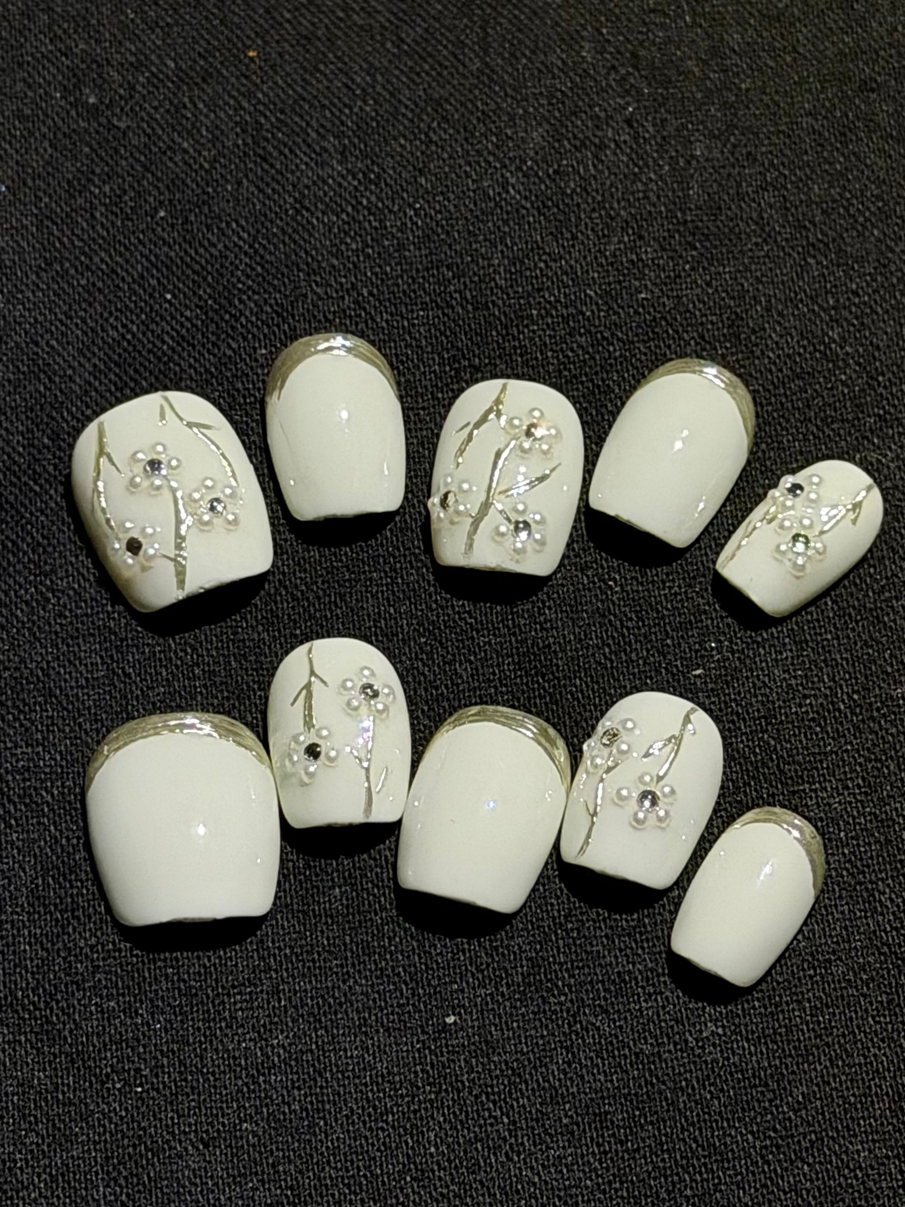 Silver Covenant – Elegant White & Silver Press-On Nails