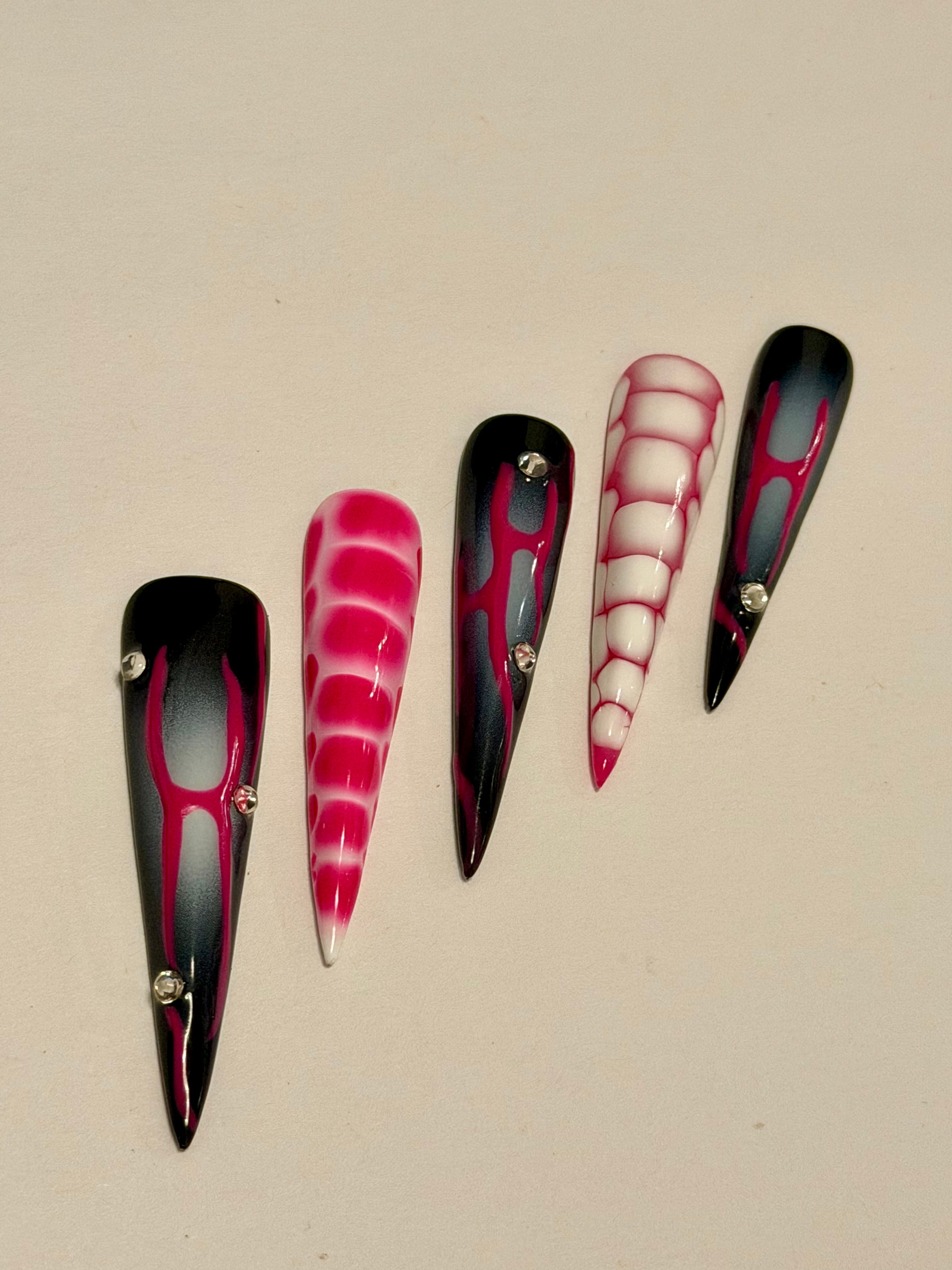 Fangs – Snake-Skin Textured Press-On Nails in White and Pink Palettes