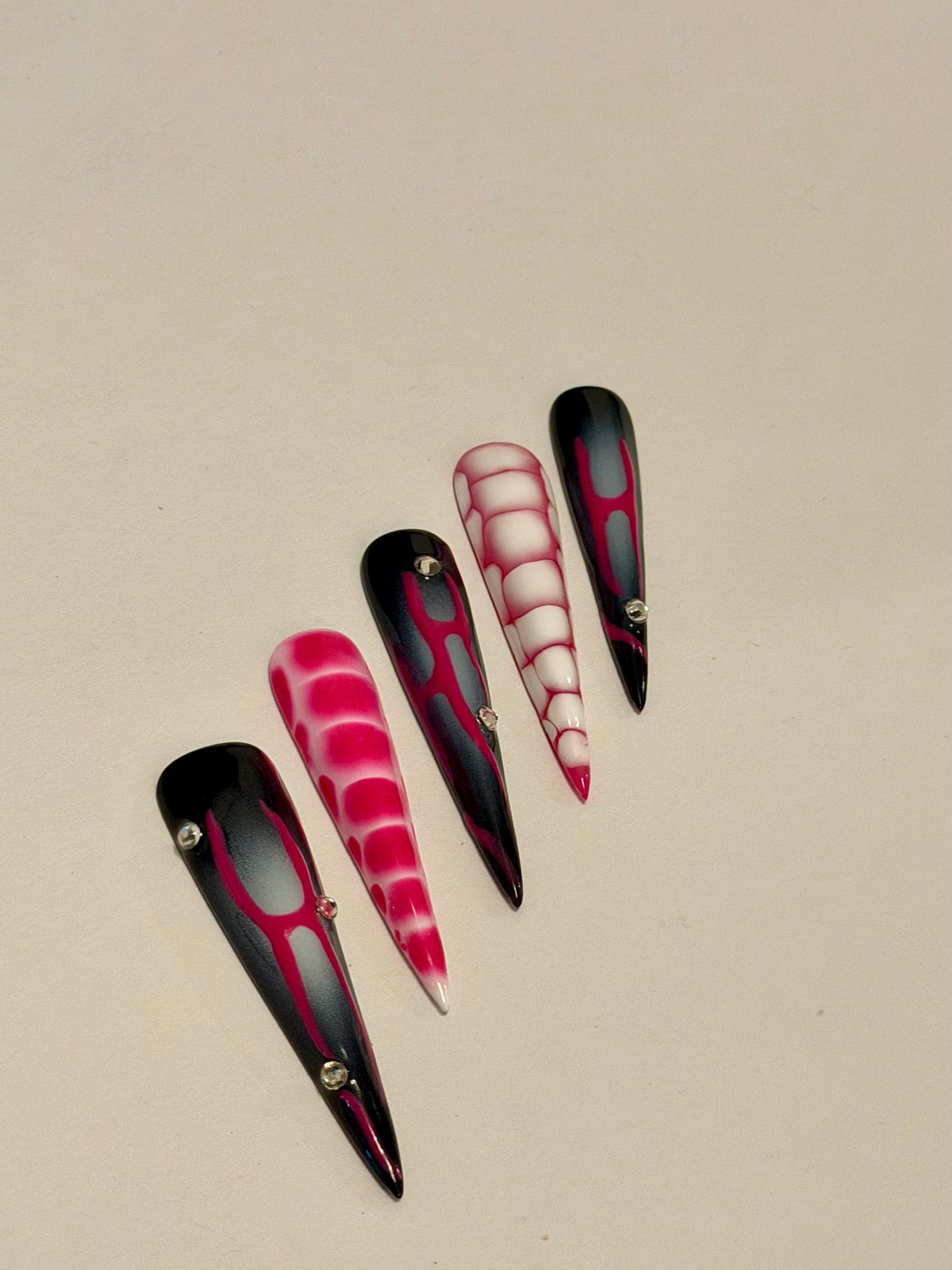Fangs – Snake-Skin Textured Press-On Nails in White and Pink Palettes