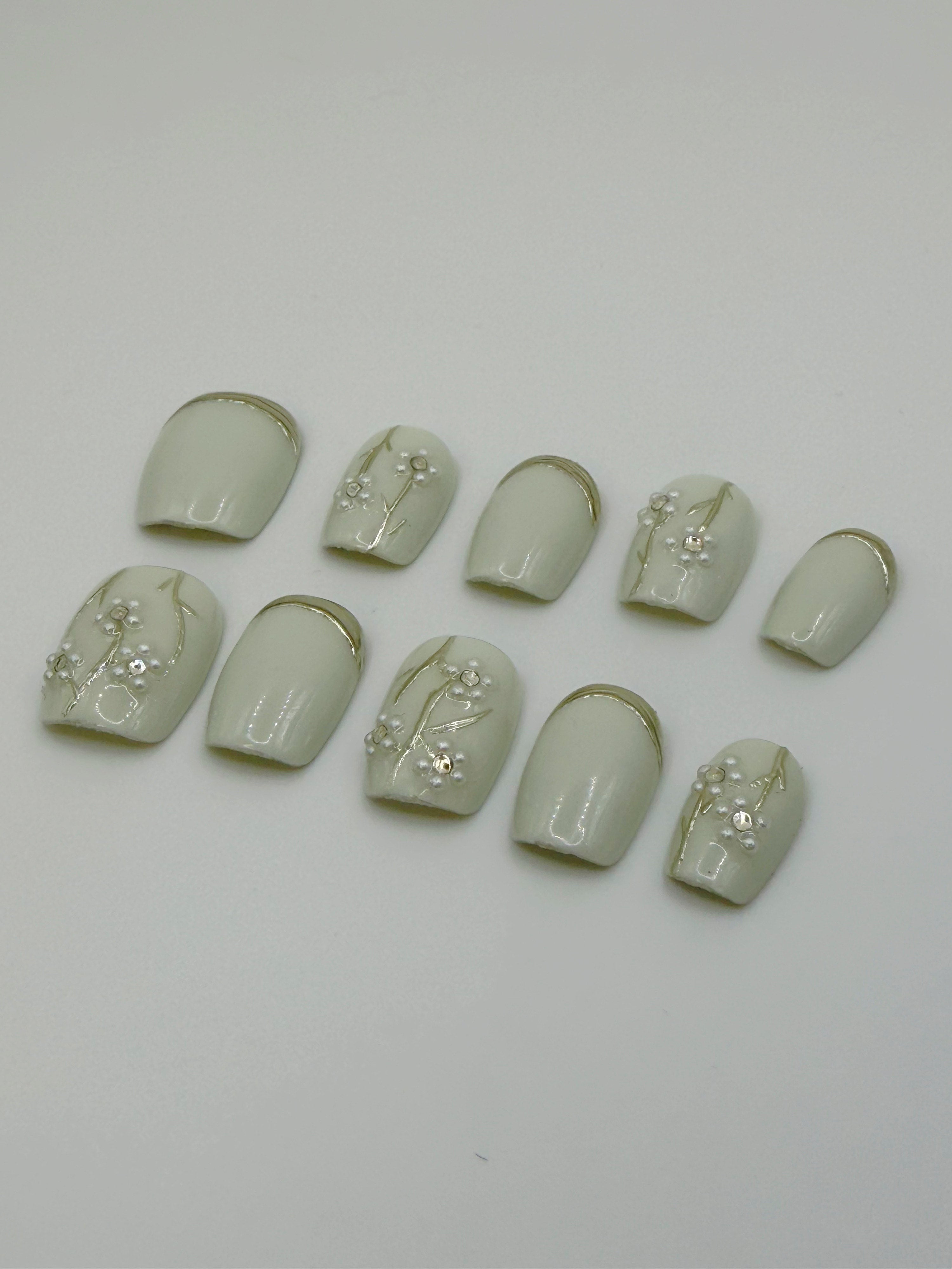 Silver Covenant – Elegant White & Silver Press-On Nails